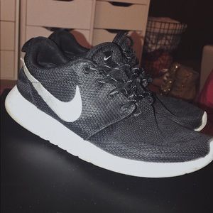 Women’s Black Nike Roshes